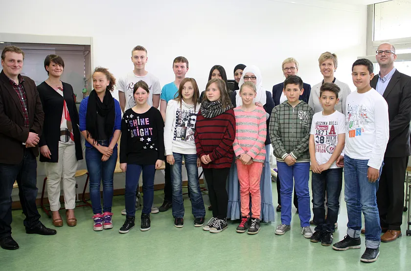 Susanne Klatten mit Senatorin Quante-Brandt und Schülern und Lehrern der Klassen 6 und 10. Rechts: Schulleiter Karsten Thiele. Links: Projektverantwortliche Lehrer Michael Metz und Anika Wirtz