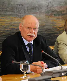 Innensenator Ulrich Mäurer stellt den Bericht zu Rechtsradikalismus und Fremdenfeindlichkeit in Bremen vor