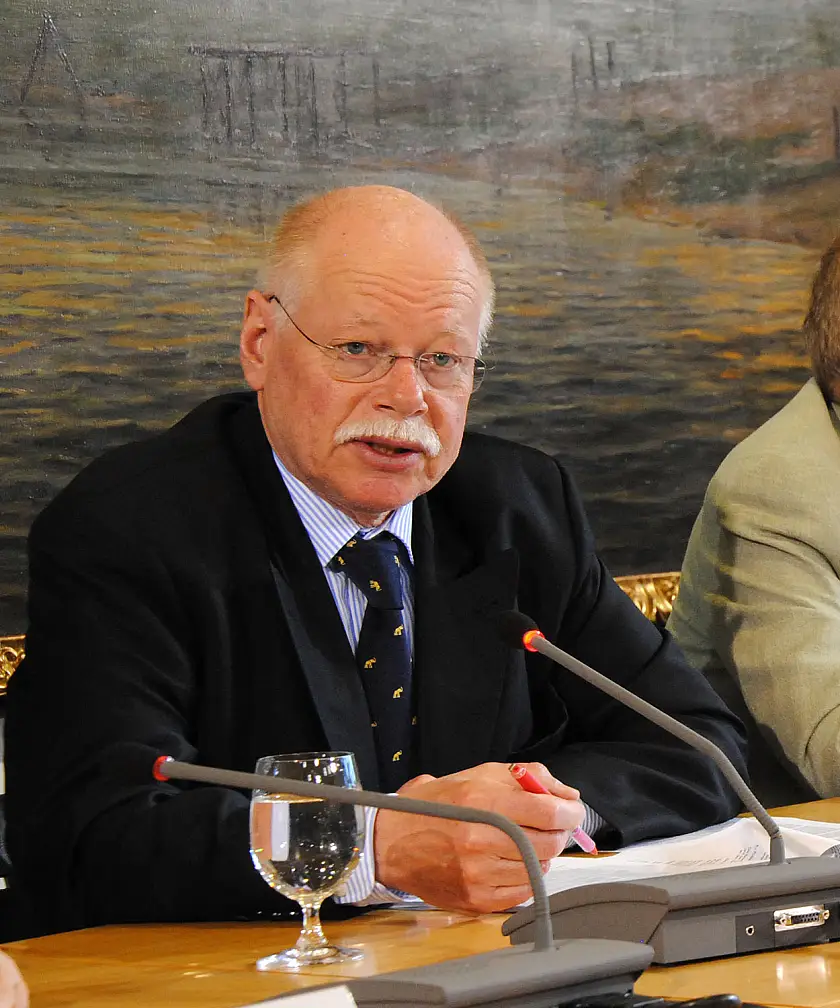 Innensenator Ulrich Mäurer stellt den Bericht zu Rechtsradikalismus und Fremdenfeindlichkeit in Bremen vor