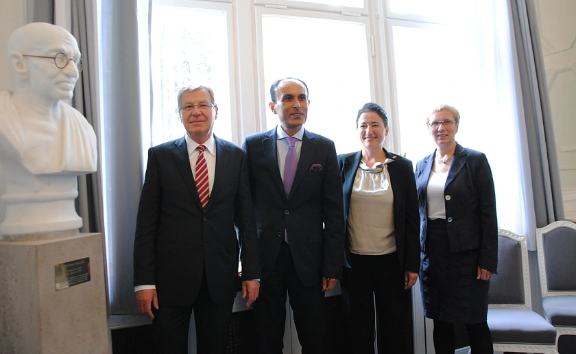 Foto im Gobelinzimmer, von links: Bürgermeister Jens Böhrnsen, Generalkonsul der Republik Türkei Mehmet Günay, Honorarkonsulin Yasemin Vierkötter und Senatorin für Bildung und Wissenschaft, Prof. Dr. Eva Quante-Brandt