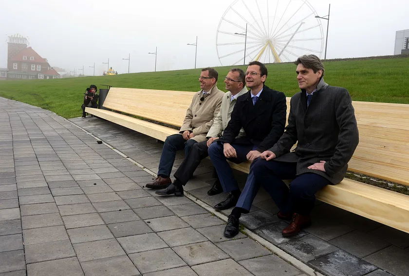 Sitzprobe am neuen Weserdeich: Zwischen den bremenports-Geschäftsführern Robert Howe (rechts) und Holger Banik freut sich Hafensenator Martin Günthner über das gelungene Deichbauprojekt. Links: Chefplaner Henry Behrends, bei bremenports für den Hochwasserschutz verantwortlich