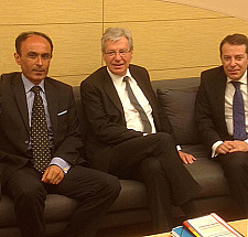 v.l.n.r. Generalkonsul Mehmet Günay, Bürgermeister Jens Böhrnsen und Tunca Özcuhadar