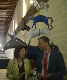 Die EU-Kommissarin für Meerespolitik Maria Damanaki und Senator Martin Günthner tauschen sich vor den Bremer Stadtmusikanten in La Valletta/Malta über den European Maritime Day aus, der 2014 in Bremen stattfinden wird