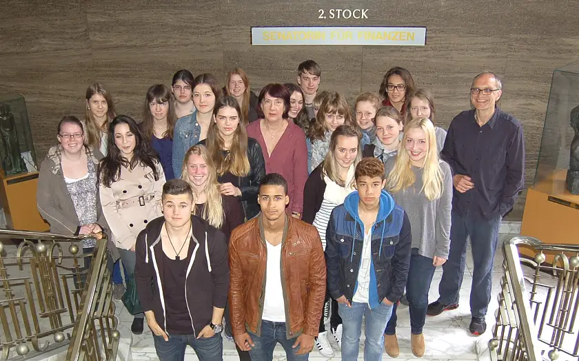 Die Obervielander Schülerinnen und Schüler mit Finanzsenatorin Karoline Linnert und Lehrer Ulrich Maas im „Haus des Reichs“, dem Dienstsitz der Finanzsenatorin