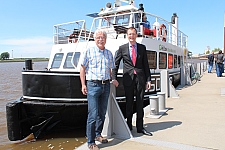 Dieter Stratmann, Geschäftsführer des Fährbetreibers Hal över, und Senator Martin Günthner freuen sich über die positive Resonanz der neuen Fährverbindung auf der Weser.