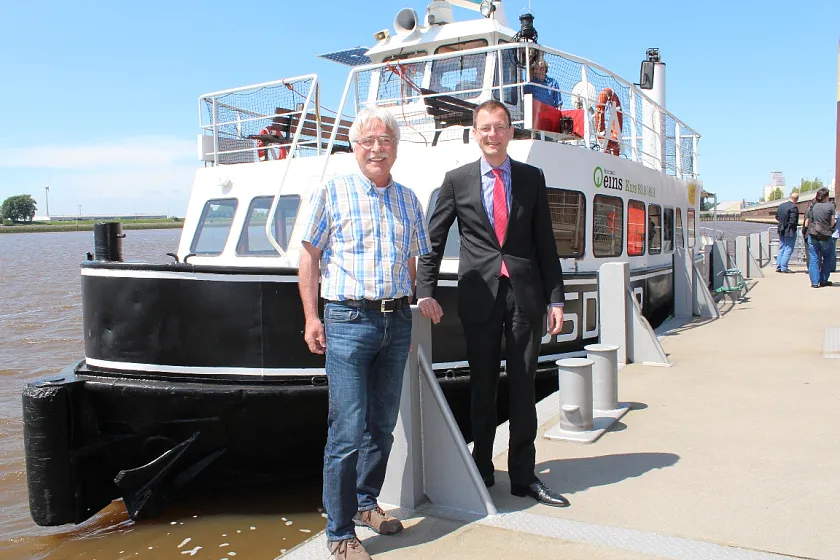 Dieter Stratmann, Geschäftsführer des Fährbetreibers Hal över, und Senator Martin Günthner freuen sich über die positive Resonanz der neuen Fährverbindung auf der Weser.