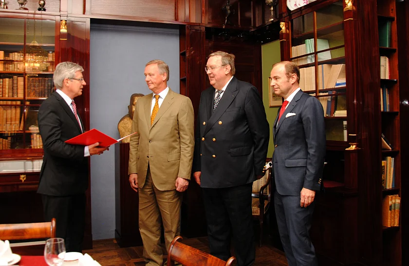 Urkundenübergabe in der Bibliothek: Bürgermeister Jens Böhrnsen, Honorarkonsul der Republik Polen Axel Lenderoth, Honorarkonsul a.D., Dr. Hans-Dietrich Paschmeyer und Hans-Christoph Enge (v.l.)
