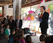 Bürgermeister Böhrnsen und die Geschäftsführerin von „Kultur vor Ort, Christiane Gartner, lauschen den Worten von Dr. Arie Hartog, Direktor des Gerhard-Marcks-Hauses