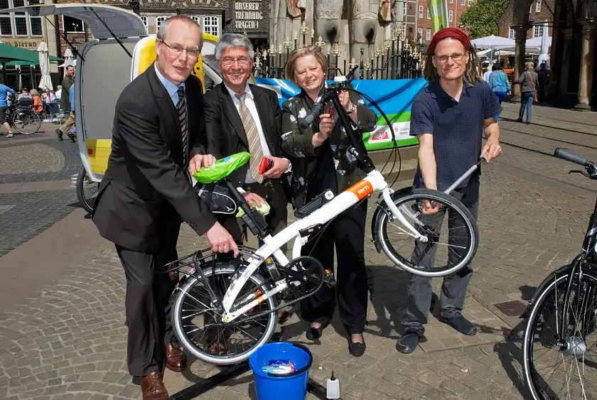 v.l. Start der Aktion „Mit dem Rad zur Arbeit“: Heinzpeter Mühl, Senator Dr. Hermann Schulte-Sasse, Gabriele Friderich, Tobias Wolf