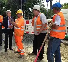 Bürgermeister Böhrnsen an der Tunnelbaustelle der Bahn