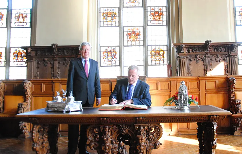 Rudolf Hundstorfer beim Eintrag in das Goldene Buch