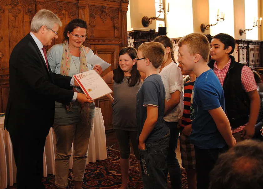 Die Klasse 4a der Marie-Curie-Schule erhält einen Senatspreis von Bürgermeister Jens Böhrnsen für ihr Theaterstück