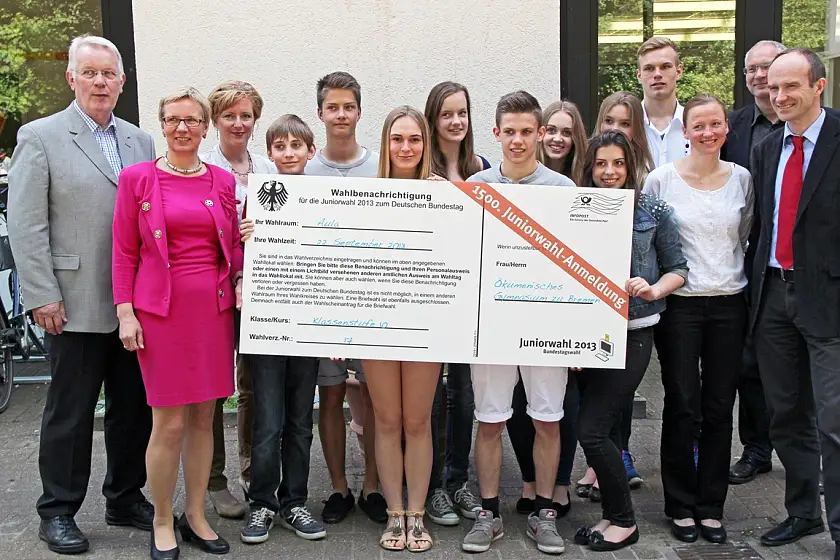 Bildungssenatorin Prof. Dr. Eva Quante-Brandt überreicht XXL-Wahlbenachrichtigung an Schülerinnen und Schüler des Ökumenischen Gymnasiums