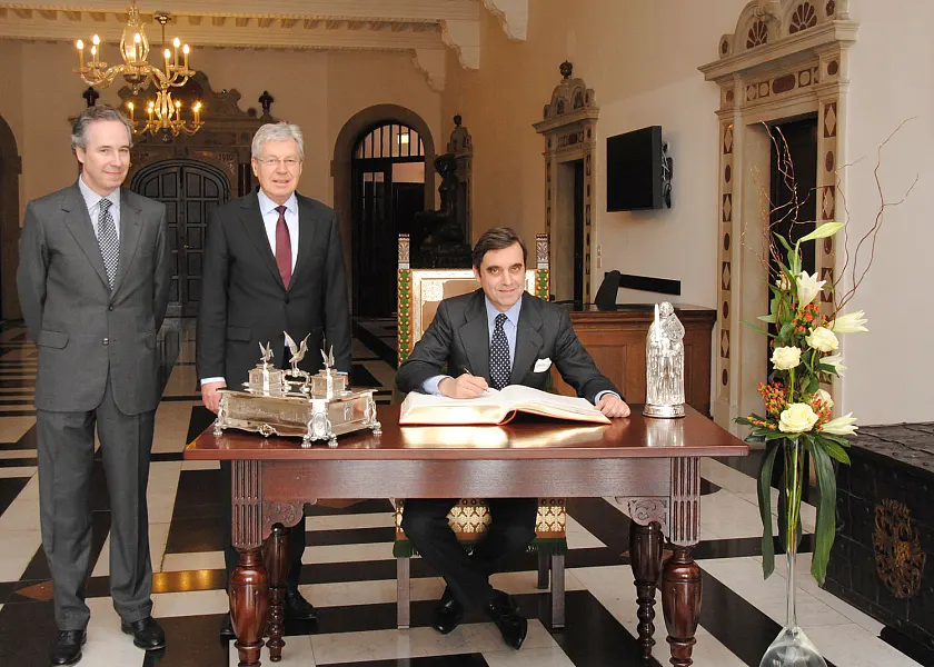 Eintrag ins Goldene Buch der Hansestadt: Botschafter Juan Pablo García-Berdoy y Cerezo, Bürgermeister Jens Böhrnsen und  Generalkonsul Pedro Martínez-Avial