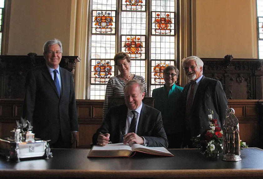 Eintrag in das Goldene Buch: v.l. Bürgermeister Jens Böhrnsen, Christiane Hallé, Georges Santer, Gudrun Blöcker und Hans-Jürgen Blöcker