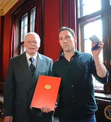 Innensenator Ulrich Mäurer (links) mit dem Hausmeister der Grundschule Ellenerbrookweg, Christian Thöne