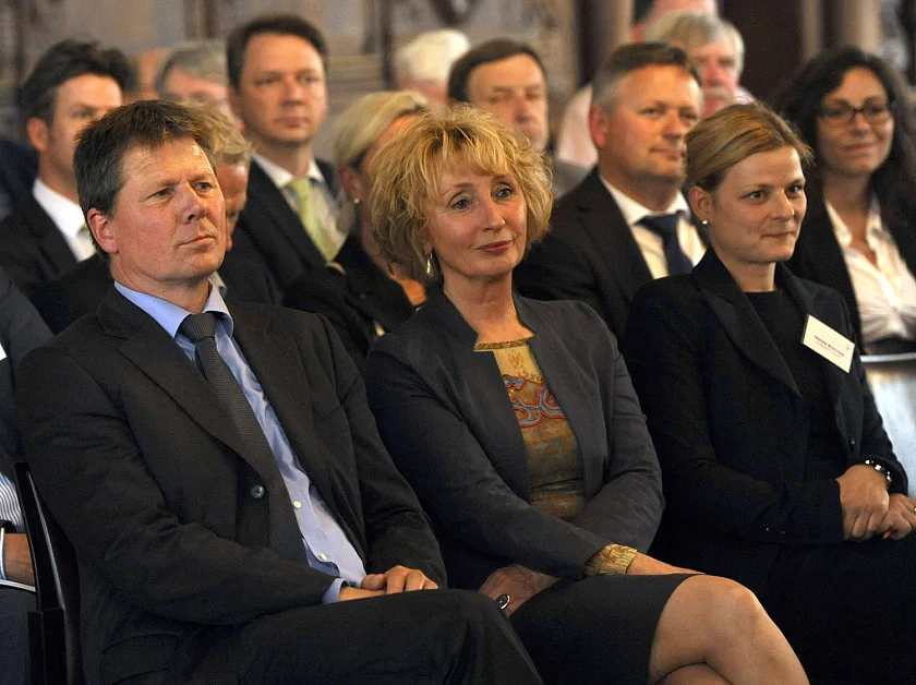 Umweltsenator Dr. Joachim Lohse, Birgit Becker, Geschäftsführerin von Becker Rohstoffe Recycling, und Hanna Blanchet, Leiterin des Umweltmanagements bei EUROGATE, hielten die Geburtstagsreden für die 'partnerschaft umwelt unternehmen'