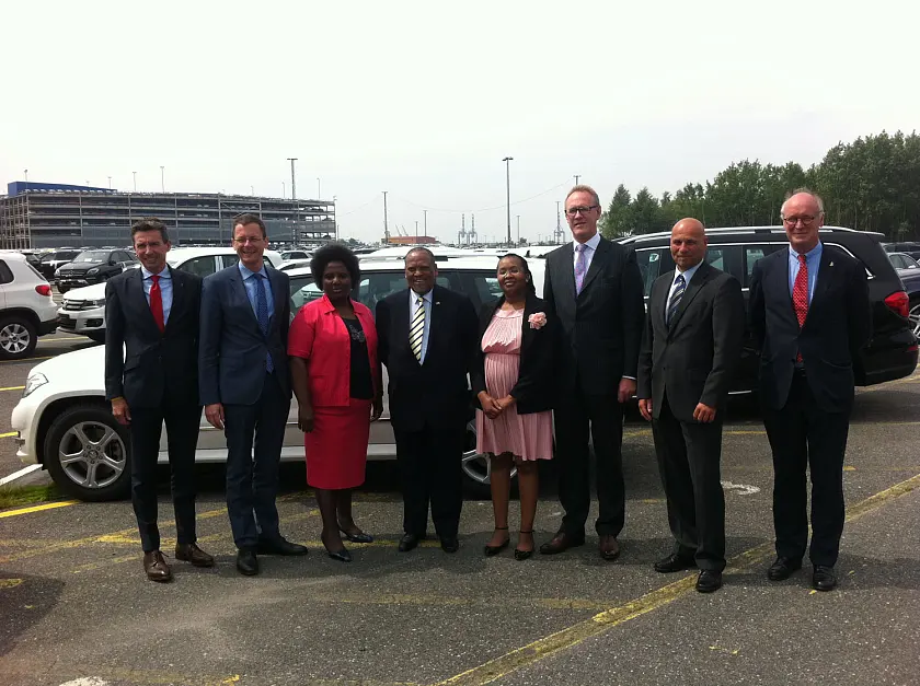 Andreas Wellbrock (BLG-Vorstand), Senator Martin Günthner, Nambita Stofile, Botschafter Makhankesi Stofile, Matshepiso Finca (Erste Botschaftssekretärin), Frank Dreeke (Vorstandvorsitzender BLG), Sven Grossmann (BLG Bremerhaven) und der südafrikanische Honorarkonsul Volker Schütte (von links) auf dem BLG-Autoterminal in Bremerhaven