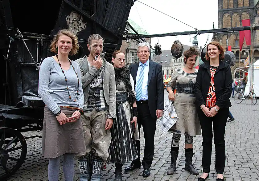 Bürgermeister Böhrnsen mit Gabriele Koch (La Strada, links) und Nicola Oppermann (Sparkasse Bremen, rechts) zusammen mit Artisten des "La Strada"