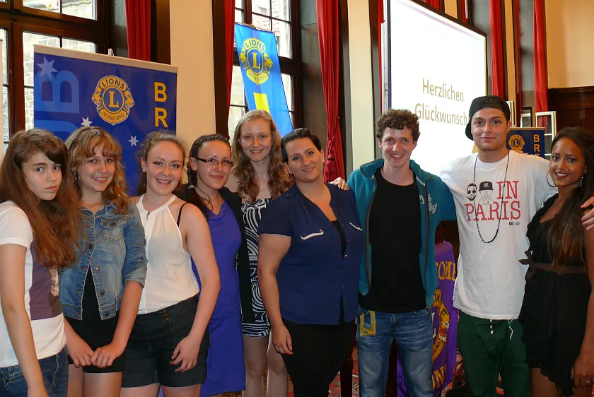 Die Gewinnerin und der Gewinner in der Kategorie "Einzelperson", Maimouna Jammeh und Mirac Ener, die  Gewinnerinnen und Gewinner der Kategorie "Gruppe", das Theaterprojekt "Du bist was Besonderes" des Vereins "Integration durch Kunst" (v.r.)