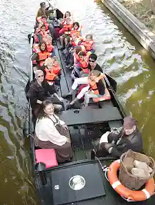 Torfkahn-Besatzung bei ihrer Schmugglerfahrt auf dem Torfkanal