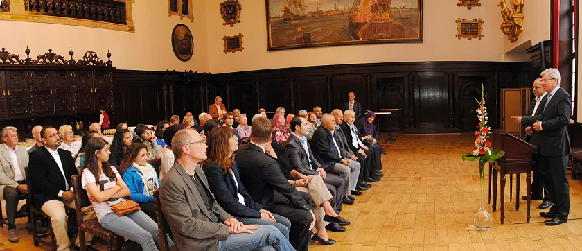 Bürgermeister Jens Böhrnsen begrüßt die Delegation der arabischen Gemeinde Tamra/Israel im Festsaal des Bremer Rathauses