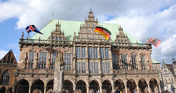 Festlich beflaggt - das Bremer Rathaus