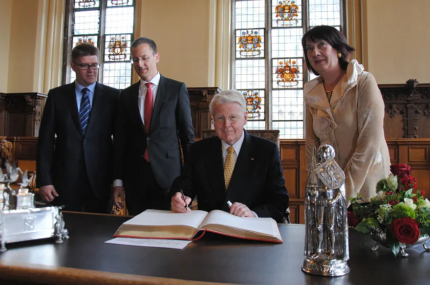Staatspräsident Dr. Ólafur Ragnar Grímsson trägt sich in das Goldene Buch der Stadt ein. Dabei: Bürgermeisterin Karoline Linnert (rechts), Islands Außenminister Gunnar Bragi Sveinsson (links) und  Bremens Wirtschaftssenator Martin Günthner 
