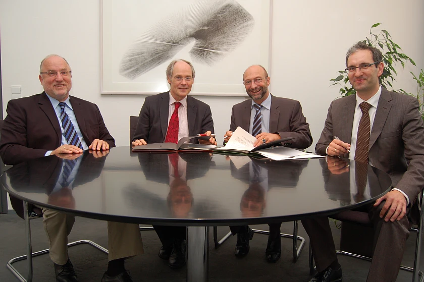 Setzten heute ihre Unterschrift unter die Verlängerung des Arbeit+-Förderprogramms (v.l.n.r.:) Helmut Westkamp, Geschäftsführer Jobcenter Bremen, Prof. Matthias Stauch, Staatsrat beim Senator für Wirtschaft, Arbeit und Häfen, Dr. Götz von Einem, Vorsitzender der Geschäfstsführung Agentur für Arbeit Bremen-Bremerhaven, Udo Bartau, Stellv. Leiter Jobcenter Bremerhaven