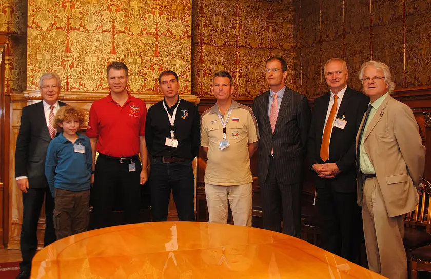 In der Güldenkammer des Rathauses: (von links) Bürgermeister Jens Böhrnsen, die Astronauten Paolo Nespoli, Sergej Volkov und Alexander Samokutyaev, Astrium-Leiter Bart Reijnen, Helmut Luttmann (Astrium), Detlev Hüser (OHB), im Vordergrund York Neuhaus-Steinmetz 