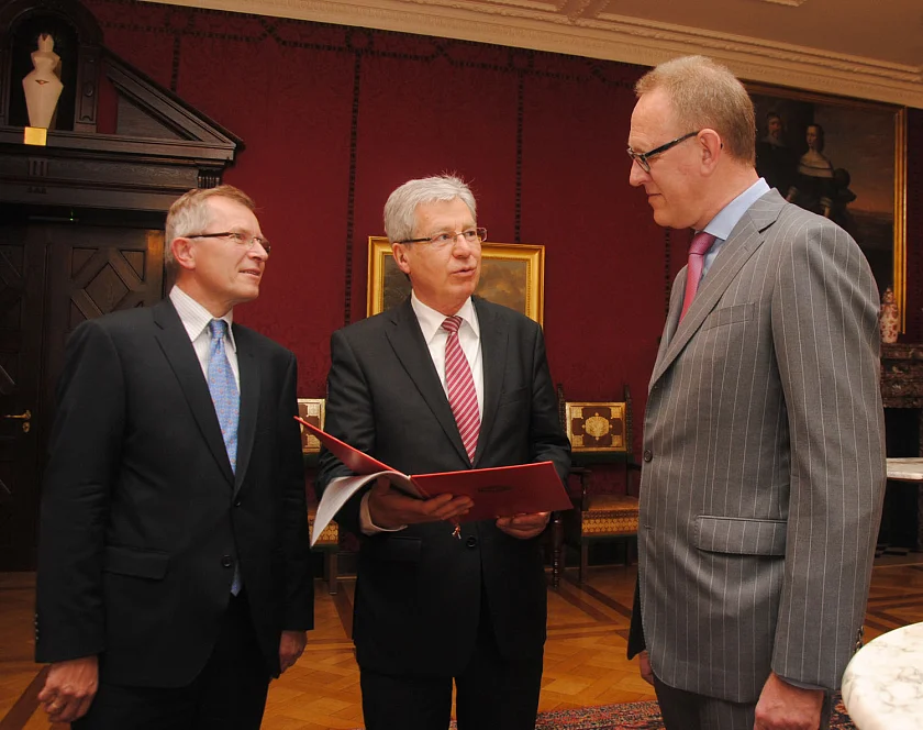 Bürgermeister Jens Böhrnsen übergibt die Ernennungsurkunde an den neuen Honorarkonsul der Republik Finnland, Frank Dreeke. Links im Bild Hylke Boerstra, Vizedoyen des Konsularischen Korps und Honorarkonsul des Königreichs der Niederlande in Bremen