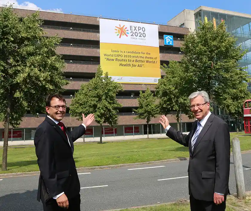 Flughafen-Chef Bula (links) und Bürgermeister Böhrnsen unterstützen Bremens Partnerstadt Izmir bei der Expo-Bewerbung