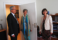 Bürgermeister Jens Böhrnsen beim Besuch des FAW; hier mit Geschäftsführerin Doris Salziger und Beraterin Andrea Klinz (von links nach rechts)