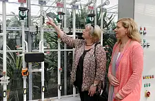Petra Schäffer, Geschäftsführerin der botanika, zeigt Gabriele Friderich, Staatsrätin beim Senator für Umwelt, Bau und Verkehr, die neue Wärmeregelung der botanika, die zur Erreichung der Kriterien ‚Klimaschutzbetrieb‘ einen wesentlichen Anteil liefert. (v.r.n.l.)