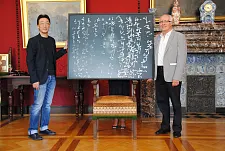 Bildübergabe im Rathaus