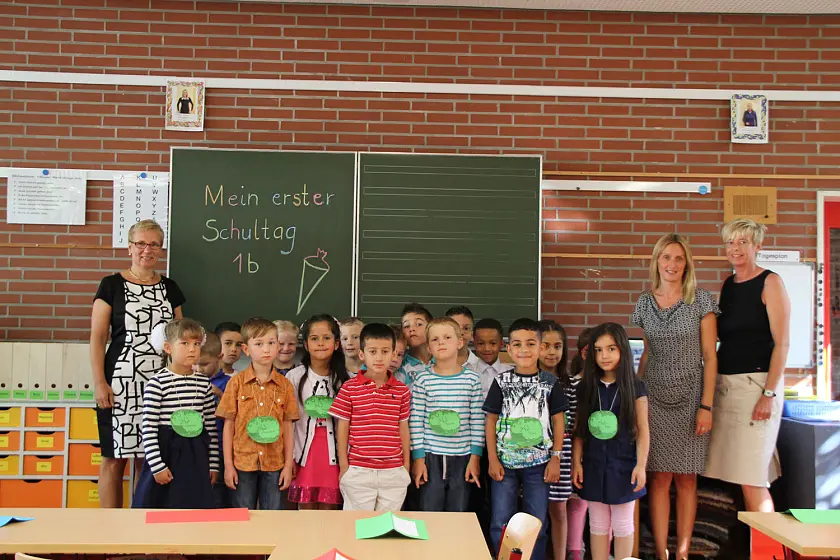 Gruppenfoto in Grundschule an der Stichnathstraße. Von links: Bildungssenatorin Prof. Dr. Eva Quante-Brandt, Klassenlehrerin Nicole Dreher und Erzieherin Sabine Puckhaber