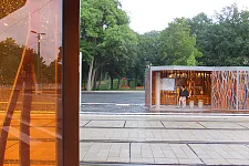 Die neu angelegte Haltestelle "Huckelriede" ist wieder in Betrieb.  Breitere Geh- und neue Radwege und Radfahrstreifen sorgen für größere Sicherheit. Entlang der Fahrbahn, auf Bahnsteigen und Halteinseln wurden neue Bäume gepflanzt, die einen direkten Bezug zum Huckelrieder Park herstellen. Die Gestaltungselemente aus den siebziger Jahren wurden durch zeitgemäße Ausstattung und Materialien ersetzt. Besonders ins Auge fallen die ungewöhnlich gestalteten Fahrgastunterstände. 