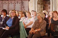 Senatorin Anja Stahmann mit Nachbarschaftshelferinnen und Nachbarschaftshelfern in der Oberen Rathaushalle