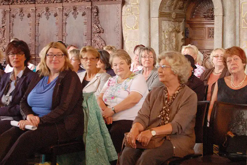 Senatorin Anja Stahmann mit Nachbarschaftshelferinnen und Nachbarschaftshelfern in der Oberen Rathaushalle