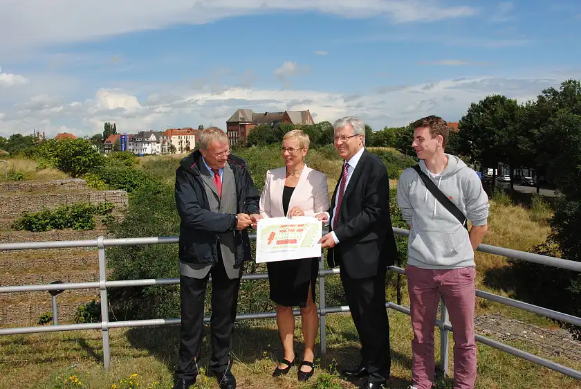 Heinz Ludwig Mohrmann, Prof. Dr. Eva Quante-Brandt, Bürgermeister Jens Böhrnsen, Mark Wittforth (v.l.) vor dem Baugrundstück des neu entstehenden Studierendenwohnheims 'Waller Wied'