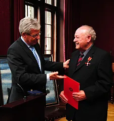 Bürgermeister Jens Böhrnsen ehrt Alfred Moeke mit dem Bundesverdienstkreuz am Bande
