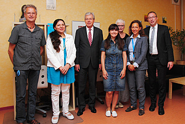 Freuten sich über den Besuch von Bürgermeister Jens Böhrnsen (Mitte): Bertold Reetz, Amina Mohammad, Victoria Cremaschi, Waltraud Wulff-Schwarz, Britta Klocke und Uwe Mletzko