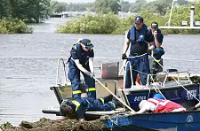 Bremer THW-Einsatzkräfte bergen Treibgut aus der Elbe