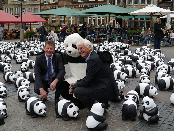 UmweltSenator Joachim Lohse und WWF-Präsident Prof. Dr. Detlev Drenckhahn bei der Panda-Aktion auf dem Bremer Marktplatz