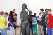 GSO-Schülerinnen und Schüler mit der Thüringer Venus von Gerhard Marcks, 1930, Bronze