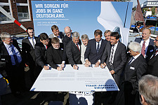 Die norddeutschen Minister sowie Vertreter der Industrie und Gewerkschaften unterzeichnen den Appell