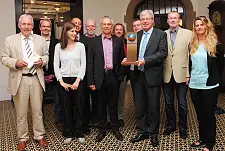 Bürgermeister Jens Böhrnsen (dritter von rechts) mit dem neuen Wanderpokal im Kreis der Jury: Claudia Leuschner, Michael Marwede (Engagement Global gGmbH), Georg Abel (Verbraucherinitiative e.V.), Martin Weber (Bündnis Entwicklungspolitik Schleswig-Holstein), Dieter Overath (Transfair e.V.), Lothar Ferber-Hammeke  (DZ-Bank), Axel Welge (Deutscher Städtetag), Lisa Kirfel-Rühle (BMZ), Christoph Abuschkat (Forum Fairer Handel) und Christian Bruns (Leiter der Bremer Abteilung für Europa und Entwicklungszusammenarbeit)