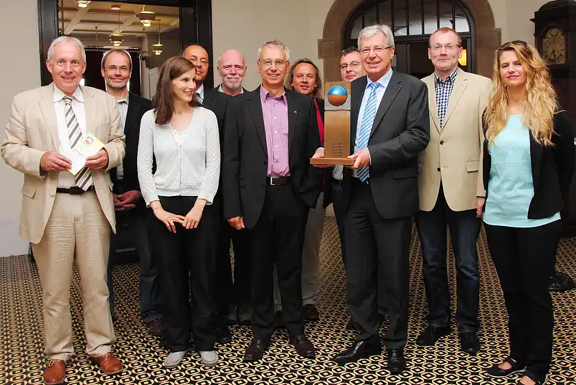 Bürgermeister Jens Böhrnsen (dritter von rechts) mit dem neuen Wanderpokal im Kreis der Jury: Claudia Leuschner, Michael Marwede (Engagement Global gGmbH), Georg Abel (Verbraucherinitiative e.V.), Martin Weber (Bündnis Entwicklungspolitik Schleswig-Holstein), Dieter Overath (Transfair e.V.), Lothar Ferber-Hammeke  (DZ-Bank), Axel Welge (Deutscher Städtetag), Lisa Kirfel-Rühle (BMZ), Christoph Abuschkat (Forum Fairer Handel) und Christian Bruns (Leiter der Bremer Abteilung für Europa und Entwicklungszusammenarbeit)