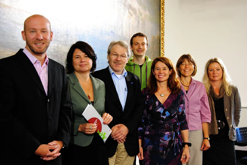Vorstellung der neuen Broschüre mit Staatsrätin Ulrike Hiller (2. von links) im Bremer Rathaus; weitere Anwesende Markus Haake (Referent beim Senator für Wirtschaft, Arbeit und Häfen), Norbert Caesar (Handelsverband Nordwest e.V.), Christopher Duis (Bremer Entwicklungspolitisches Netzwerk), Prof. Dr. Beate Zimpelmann (Hochschule Bremen), Gertraud Gauer-Süß (Bremer Informationszentrum für Menschenrechte und Entwicklung) und Claudia Elfers (Referentin Europa und Entwicklungszusammenarbeit) (von links)
