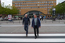 Senator Joachim Lohse und der Bürgerschaftsabgeordnete Ralf Saxe geben den neuen Zebrastreifen offiziell für den Fußgängerverkehr frei